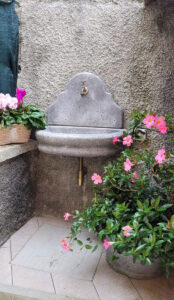 <a href="/prodotti/fontane-a-muro-e-lavelli/fontana-venezia-senza-supporto/">fontana a muro Venezia senza supporto</a> col. antichizzato, cod. 03FMVATS, località: Genova fontana a muro Venezia senza supporto col. antichizzato, cod. 03FMVATS, località: Genova