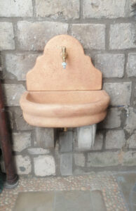 <a href="/prodotti/fontane-a-muro-e-lavelli/fontana-venezia-senza-supporto/">fontana a muro Venezia senza supporto</a> col. mattone, cod. 03FMVMS, località: Piano di Sorrento (Napoli) fontana a muro Venezia senza supporto col. mattone, cod. 03FMVMS, località: Piano di Sorrento (Napoli)