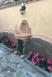 <a href="/prodotti/fontane-a-muro-e-lavelli/fontana-venezia-senza-supporto/">fontana a muro Venezia senza supporto</a> col. mattone, cod. 03FMVMS, località: Roma fontana a muro Venezia senza supporto col. mattone, cod. 03FMVMS, località: Roma