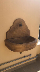 <a href="/prodotti/fontane-a-muro-e-lavelli/fontana-venezia-senza-supporto/">fontana a muro Venezia senza supporto</a> col. old stone, cod. 03FMVOSS, località: Cavallino (Lecce) fontana a muro Venezia senza supporto col. old stone, cod. 03FMVOSS, località: Cavallino (Lecce)