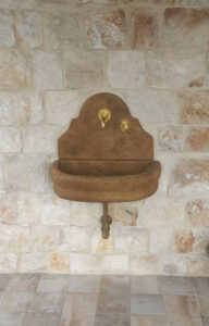 <a href="/prodotti/fontane-a-muro-e-lavelli/fontana-venezia-senza-supporto/">fontana a muro Venezia senza supporto</a> col. old stone, cod. 03FMVOSS, località: San Costanzo (Pesaro Urbino) fontana a muro Venezia senza supporto col. old stone, cod. 03FMVOSS, località: San Costanzo (Pesaro Urbino)