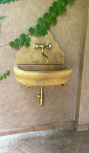 <a href="/prodotti/fontane-a-muro-e-lavelli/fontana-venezia-senza-supporto/">fontana a muro Venezia senza supporto</a> col. old stone, cod. 03FMVOSS, località: Treviso fontana a muro Venezia senza supporto col. old stone, cod. 03FMVOSS, località: Treviso