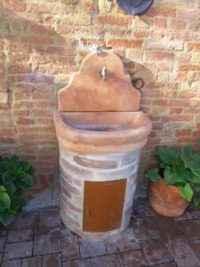 <a href="/prodotti/fontane-a-muro-e-lavelli/fontana-venezia-senza-supporto/">fontana a muro Venezia senza supporto</a> col. mattone, cod. 03FMVMS, località: Siena fontana a muro Venezia senza supporto col. mattone, cod. 03FMVMS, località: Siena