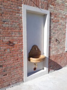 <a href="/prodotti/fontane-a-muro-e-lavelli/fontana-venezia-senza-supporto/">fontana a muro Venezia senza supporto</a> col. old stone, cod. 03FMVOSS, località: Castiglione Tinella (Cuneo) fontana a muro Venezia senza supporto col. old stone, cod. 03FMVOSS, località: Castiglione Tinella (Cuneo)