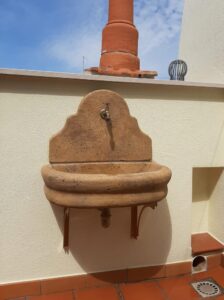 <a href="/prodotti/fontane-a-muro-e-lavelli/fontana-venezia-senza-supporto/">fontana a muro Venezia senza supporto</a> col. old stone, cod. 03FMVOSS, località: Gravina in Puglia (Bari) fontana a muro Venezia senza supporto col. old stone, cod. 03FMVOSS, località: Gravina in Puglia (Bari)