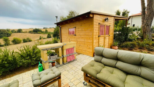 <a href="/prodotti/fontane-a-muro-e-lavelli/lavello-da-giardino-comacchio/">lavello Comacchio</a> e <a href="/prodotti/cucine-per-esterno-e-barbecue/piano-emilia-alto/">piano emilia alto 85</a> con colorazione personalizzata, località: Ozzano dell'emilia (Bologna) lavello Comacchio e piano alto 85 con colorazione personalizzata, località: Ozzano dell'emilia (Bologna)