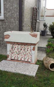 <a href="/prodotti/fontane-a-muro-e-lavelli/lavello-da-giardino-iseo/">lavello Iseo</a> col. bianco, cod. 03LISGB, località: Udine lavello Iseo col. bianco, cod. 03LISGB, località: Udine
