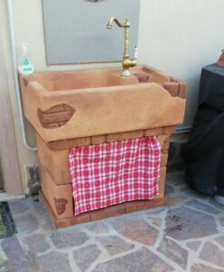 <a href="/prodotti/fontane-a-muro-e-lavelli/lavello-da-giardino-iseo/">lavello Iseo</a> col. mattone, cod. 03LISM, località: Sergnano (Cremona) lavello Iseo col. mattone, cod. 03LISM, località: Sergnano (Cremona)