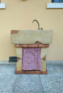 <a href="/prodotti/fontane-a-muro-e-lavelli/lavello-da-giardino-molveno/">lavello Molveno</a> col. giallo, cod. 03LMOGG, località: Torreglia (Padova) lavello Molveno col. giallo, cod. 03LMOGG, località: Torreglia (Padova)