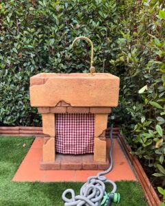 <a href="/prodotti/fontane-a-muro-e-lavelli/lavello-da-giardino-molveno/">lavello Molveno</a> col. mattone, cod. 03LMOM, località: Bonate Sopra (Bergamo) lavello Molveno col. mattone, cod. 03LMOM, località: Bonate Sopra (Bergamo)