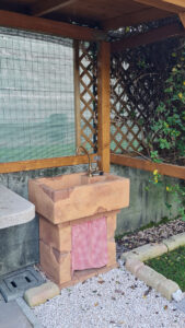 <a href="/prodotti/fontane-a-muro-e-lavelli/lavello-da-giardino-molveno/">lavello Molveno</a> col. mattone, cod. 03LMOM e <a href="/prodotti/cordoli-bordure-piastre/bordura-per-aiuole/">bordura per aiuole</a> col. pietre del borgo, cod. 05BP località: Caronno Pertusella (Varese) lavello Molveno col. mattone, cod. 03LMOM e bordura per aiuole col. pietre del borgo, cod. 05BP località: Caronno Pertusella (Varese)