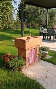 <a href="/prodotti/fontane-a-muro-e-lavelli/lavello-da-giardino-molveno/">lavello Molveno</a> col. mattone, cod. 03LMOM, località: Verona lavello Molveno col. mattone, cod. 03LMOM, località: Verona