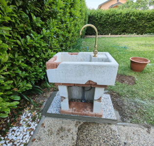<a href="/prodotti/fontane-a-muro-e-lavelli/lavello-da-giardino-molveno/">lavello Molveno</a> col. bianco, cod. 03LMOGB, località: Arcore (Monza Brianza) lavello Molveno col. bianco, cod. 03LMOGB, località: Arcore (Monza Brianza)