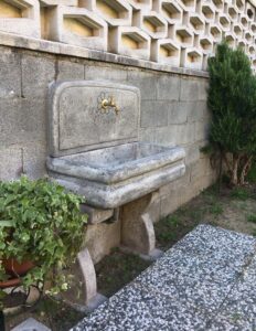 <a href="/prodotti/fontane-a-muro-e-lavelli/lavello-per-esterno/">lavello per esterno</a> col. antichizzato, cod. 03LEAT, località: Castello d'Agogna (Pavia) lavello per esterno col. antichizzato, cod. 03LEAT, località: Castello d'Agogna (Pavia)
