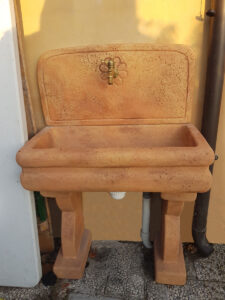 <a href="/prodotti/fontane-a-muro-e-lavelli/lavello-per-esterno/">lavello per esterno</a> col. mattone, cod. 03LEM, località: Reggio Emilia lavello per esterno col. mattone, cod. 03LEM, località: Reggio Emilia
