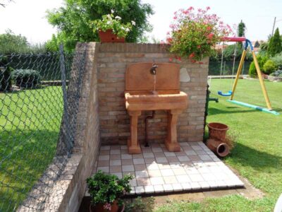 <a href="/prodotti/fontane-a-muro-e-lavelli/lavello-per-esterno/">lavello per esterno</a> col. mattone, cod. 03LEM, località: Treviso lavello per esterno col. mattone, cod. 03LEM, località: Treviso