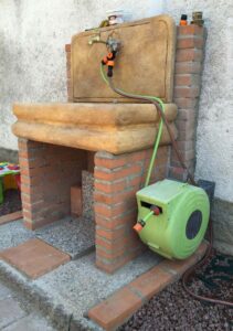 <a href="/prodotti/fontane-a-muro-e-lavelli/lavello-per-esterno/">lavello per esterno</a> col. old stone, su misura, località: Massalengo (Lodi) lavello per esterno col. old stone, su misura, località: Massalengo (Lodi)