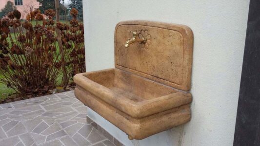 <a href="/prodotti/fontane-a-muro-e-lavelli/lavello-per-esterno/">lavello per esterno</a> col. old stone, senza supporti, località: Giavera del Montello (Treviso) lavello per esterno col. old stone, senza supporti, località: Giavera del Montello (Treviso)