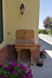 <a href="/prodotti/fontane-a-muro-e-lavelli/lavello-per-esterno/">lavello per esterno</a> con <a href="/prodotti/pietre-per-rivestimento-e-battiscopa/battiscopa-8-13/">battiscopa 13</a> col. pietre del borgo, cod. 03LEP, località: Castel Boglione (Asti) lavello per esterno con battiscopa 13 col. pietre del borgo, cod. 03LEP, località: Castel Boglione (Asti)