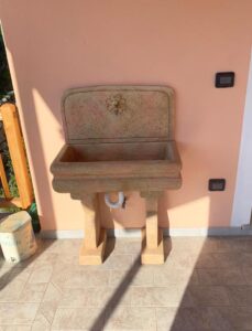 <a href="/prodotti/fontane-a-muro-e-lavelli/lavello-per-esterno/">lavello per esterno</a> col. pietre del borgo, cod. 03LEP, località: Gignod (Aosta) lavello per esterno col. pietre del borgo, cod. 03LEP, località: Gignod (Aosta)