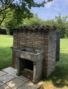 <a href="/prodotti/fontane-a-muro-e-lavelli/lavello-resia/">lavello resia</a> col. antichizzato, cod. 03LREAT, località: Castell'Arquato (Piacenza) lavello resia col. antichizzato, cod. 03LREAT, località: Castell'Arquato (Piacenza)