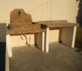 lavello Tovel senza supporti (fuori produzione) e <a href="/prodotti/pietre-per-rivestimento-e-battiscopa/battiscopa-8-13/">battiscopa 8</a> col. old stone, cod. 03LTOOSS, località: Follonica (Grosseto) lavello Tovel senza supporti (fuori produzione) e battiscopa 8 col. old stone, cod. 03LTOOSS, località: Follonica (Grosseto)
