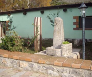 <a href="/prodotti/fontane-da-giardino/fontana-arezzo/">fontana Arezzo</a> col. antichizzato, cod. 03FARAT, località: Lauria (Potenza) fontana Arezzo col. antichizzato, cod. 03FARAT, località: Lauria (Potenza)