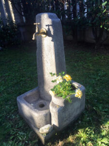 <a href="/prodotti/fontane-da-giardino/fontana-arezzo/">fontana Arezzo</a> col. antichizzato, cod. 03FAAT, località: Olgiate Olona (VA). fontana Arezzo col. antichizzato, cod. 03FAAT, località: Olgiate Olona (VA).