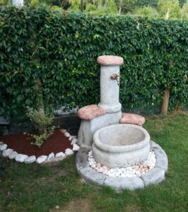 <a href="/prodotti/fontane-da-giardino/fontana-azalea-easy/">fontana azalea easy</a> con <a href="/prodotti/vasi-fioriere/vaso-azalea/">vaso azalea</a> col. antichizzato, località: Mira (Venezia) fontana azalea easy con vaso azalea col. antichizzato, località: Mira (Venezia)