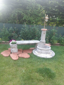 <a href="/prodotti/fontane-da-giardino/fontana-azalea-con-panchina/">fontana azalea con panchina</a> e <a href="/prodotti/cordoli-bordure-piastre/bordo-curvo-130-180/">bordo curvo da 130</a> col. antichizzato, cod. 03FAZPAT, località: Reggio Emilia fontana azalea con panchina e bordi 130 col. antichizzato, cod. 03FAZPAT, località: Reggio Emilia