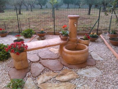 <a href="/prodotti/fontane-da-giardino/fontana-azalea-con-panchina/">fontana azalea con panchina</a> con gioco d'acqua col. mattone, località: Cosenza fontana azalea con panchina con gioco d'acqua col. mattone, località: Cosenza