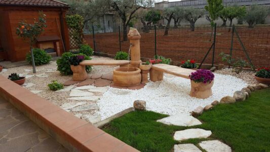 <a href="/prodotti/fontane-da-giardino/fontana-azalea-con-panchina/">fontana azalea con panchina</a> con gioco d'acqua e <a href="/prodotti/tavoli-e-panchine-per-giardino/panchina-roccia/">panchina roccia</a> col. mattone, località: Cosenza fontana azalea con panchina con gioco d'acqua e panchina roccia col. mattone, località: Cosenza