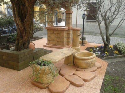 <a href="/prodotti/fontane-da-giardino/fontana-azalea-con-panchina/">fontana azalea con panchina</a> e lanterna col. old stone, località: Castiglione Olona (Varese) fontana azalea con panchina e lanterna col. old stone, località: Castiglione Olona (Varese)
