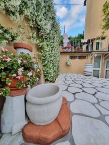 <a href="/prodotti/fontane-da-giardino/fontana-azalea/">fontana azalea</a> e <a href="/prodotti/cordoli-bordure-piastre/piastre-pedonali/">piastre pedonali</a>, col. bianco, cod. 03FAZGB, località: La Spezia fontana azalea e piastre pedonali, col. bianco, cod. 03FAZGB, località: La Spezia