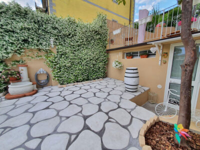 <a href="/prodotti/fontane-da-giardino/fontana-azalea/">fontana azalea</a> e <a href="/prodotti/cordoli-bordure-piastre/piastre-pedonali/">piastre pedonali</a>, col. bianco, cod. 03FAZGB, località: La Spezia fontana azalea e piastre pedonali, col. bianco, cod. 03FAZGB, località: La Spezia