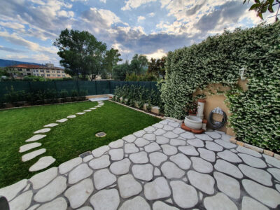 <a href="/prodotti/fontane-da-giardino/fontana-azalea/">fontana azalea</a> e <a href="/prodotti/cordoli-bordure-piastre/piastre-pedonali/">piastre pedonali</a>, col. bianco, cod. 05PGB, località: La Spezia fontana azalea e piastre pedonali, col. bianco, cod. 05PGB, località: La Spezia