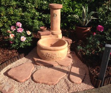 <a href="/prodotti/fontane-da-giardino/fontana-azalea/">fontana azalea</a> col. mattone, cod. 03FAZM, località: Rimini fontana azalea col. mattone, cod. 03FAZM, località: Rimini