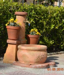 <a href="/prodotti/fontane-da-giardino/fontana-azalea/">fontana azalea</a> col. pietre del borgo, cod. 03FAZP, località: Vitorchiano (Viterbo) fontana azalea col. pietre del borgo, cod. 03FAZP, località: Vitorchiano (Viterbo)