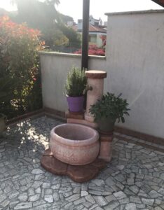 <a href="/prodotti/fontane-da-giardino/fontana-azalea/">fontana azalea</a> col. rosa antico, cod. 03FAZRA, provincia di Udine fontana azalea col. rosa antico, cod. 03FAZRA, provincia di Udine