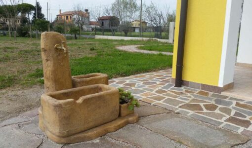 <a href="/prodotti/fontane-da-giardino/fontana-dolomiti-60/">fontana Dolomiti 60</a> col. old stone, cod. 03FD60OS, località: Rosara di Codevigo (Padova) fontana Dolomiti 60 col. old stone, cod. 03FD60OS, località: Rosara di Codevigo (Padova)