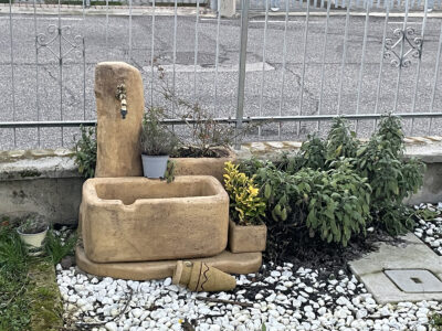 <a href="/prodotti/fontane-da-giardino/fontana-dolomiti-60/">fontana Dolomiti 60</a> col. old stone, cod. 03FD60OS località: Vigasio (Verona) fontana Dolomiti 60 col. old stone, cod. 03FD60OS località: Vigasio (Verona)
