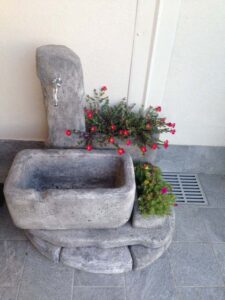 <a href="/prodotti/fontane-da-giardino/fontana-dolomiti-60/">fontana Dolomiti 60</a>, <a href="/prodotti/cordoli-bordure-piastre/bordo-curvo-80-100/">bordo curvo 80 e 100</a>, col. antichizzato, località: Bagnolo Cremasco (Cremona) fontana Dolomiti 60, bordo curvo 80 e 100, col. antichizzato, località: Bagnolo Cremasco (Cremona)