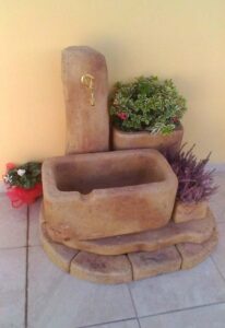 <a href="/prodotti/cordoli-bordure-piastre/bordo-curvo-80-100/">bordo curvo 80</a> e <a href="/prodotti/cordoli-bordure-piastre/bordo-dritto/">bordo dritto 25</a> usati come rialzo per <a href="/prodotti/fontane-da-giardino/fontana-dolomiti-60/">fontana da giardino dolomiti 60</a>, col. old stone, località: Valenzano (Bari) bordo curvo 80 e bordo dritto 25 usati come rialzo per la fontana da giardino dolomiti 60, col. old stone, località: Valenzano (Bari)