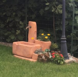 <a href="/prodotti/fontane-da-giardino/fontana-dolomiti-60/">fontana Dolomiti 60</a> col. mattone, cod. 03FD60M, località: Langhirano (Parma) fontana Dolomiti 60 col. mattone, cod. 03FD60M, località: Langhirano (Parma)