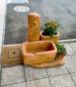 <a href="/prodotti/fontane-da-giardino/fontana-dolomiti-60/">fontana Dolomiti 60</a> col. pietre del borgo, cod. 03FD60P, località: Ponte nelle Alpi (Belluno) fontana Dolomiti 60 col. pietre del borgo, cod. 03FD60P, località: Ponte nelle Alpi (Belluno)