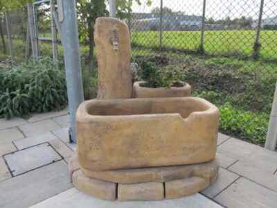 <a href="/prodotti/fontane-da-giardino/fontana-dolomiti-80/">fontana Dolomiti 80</a> e <a href="/prodotti/cordoli-bordure-piastre/bordo-curvo-80-100/">bordi curvi</a> col. old stone, località: Campodarsego (Padova) fontana Dolomiti 80 e bordi curvi col. old stone, località: Campodarsego (Padova)