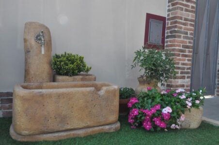 <a href="/prodotti/fontane-da-giardino/fontana-dolomiti-80/">fontana Dolomiti 80</a>, cod. 03FD80OS, col. old stone, località: Palazzolo Vercellese (Vercelli) fontana Dolomiti 80, cod. 03FD80OS, col. old stone, località: Palazzolo Vercellese (Vercelli)