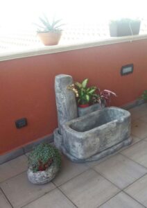 <a href="/prodotti/fontane-da-giardino/fontana-dolomiti-80/">fontana Dolomiti 80</a> e vaso primula 30 (fuori produzione), col. antichizzato, località: Sossano (Vicenza) fontana Dolomiti 80 e vaso primula 30 (fuori produzione), col. antichizzato, località: Sossano (Vicenza)