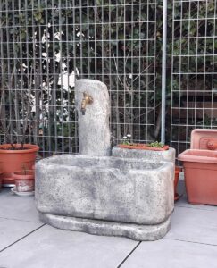 <a href="/prodotti/fontane-da-giardino/fontana-dolomiti-80/">fontana Dolomiti 80</a> col. antichizzato, cod. 03FD80AT località: Roncegno (Trento) fontana Dolomiti 80 col. antichizzato, cod. 03FD80AT località: Roncegno (Trento)