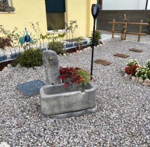 <a href="/prodotti/fontane-da-giardino/fontana-dolomiti-80/">fontana Dolomiti 80</a> col. antichizzato, cod. 03FD80AT località: Vajont (Pordenone) fontana Dolomiti 80 col. antichizzato, cod. 03FD80AT località: Vajont (Pordenone)